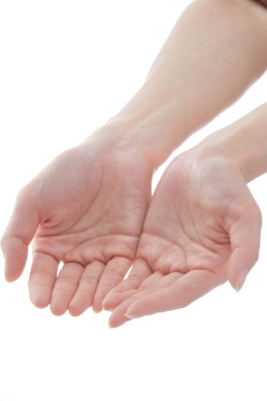 纤细柔美的女性手部特写