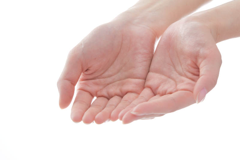 纤细柔美的女性手部特写