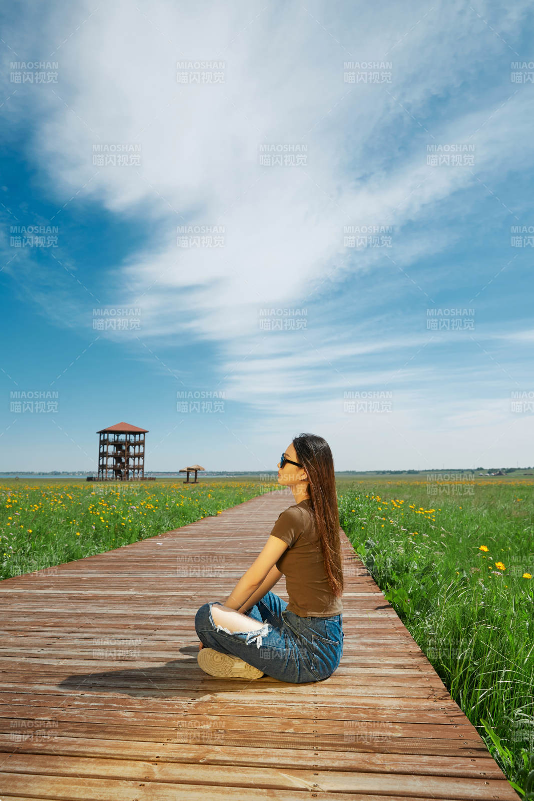 盛夏在草原湿地公园游玩的姑娘