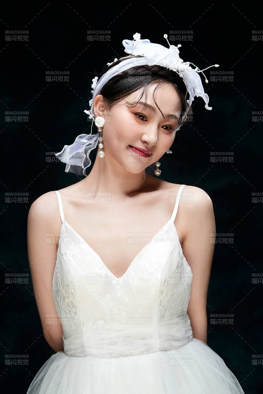 黑色背景下的女性复古婚纱妆面