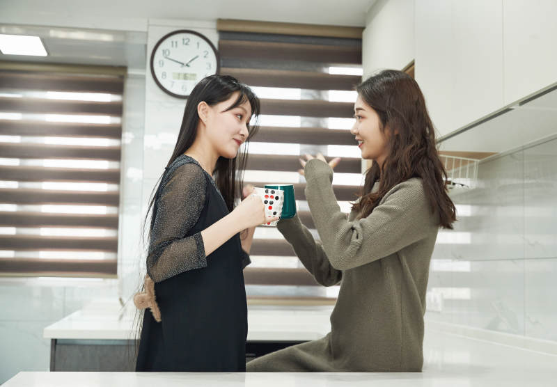 在餐厅喝咖啡闲聊的亚洲闺蜜