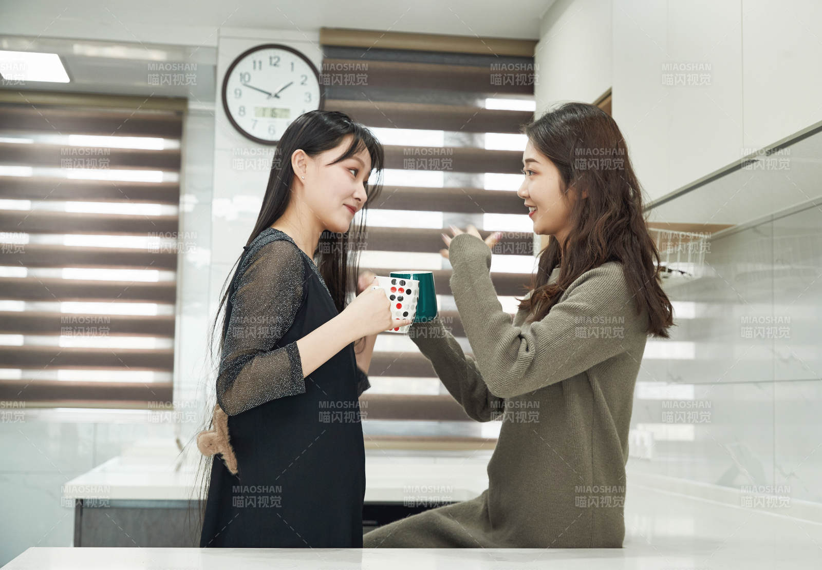 在餐厅喝咖啡闲聊的亚洲闺蜜