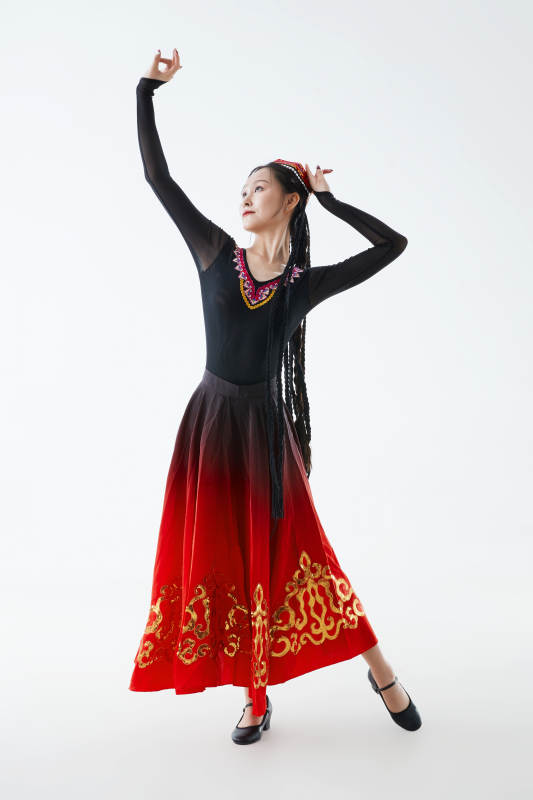 穿着新疆维吾尔族服饰跳舞的少女