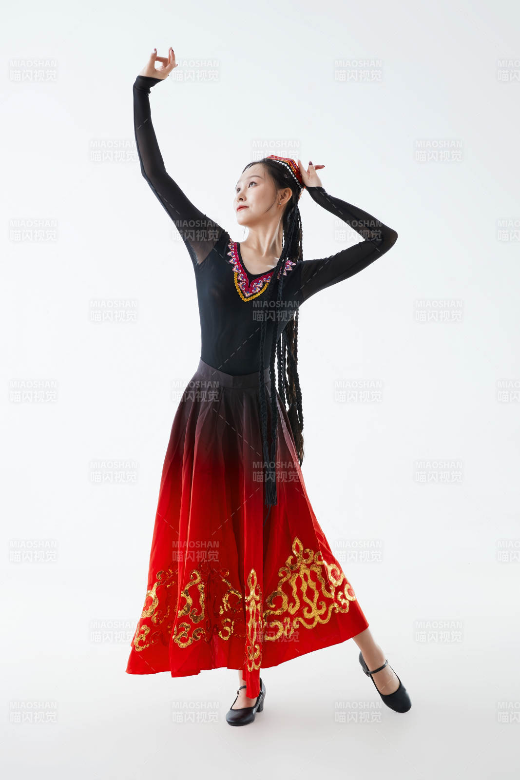 穿着新疆维吾尔族服饰跳舞的少女