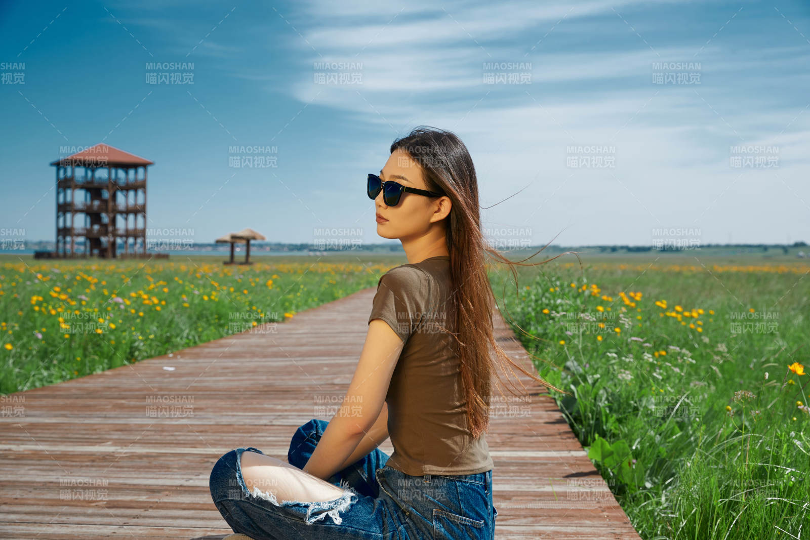 盛夏在草原湿地公园游玩的姑娘