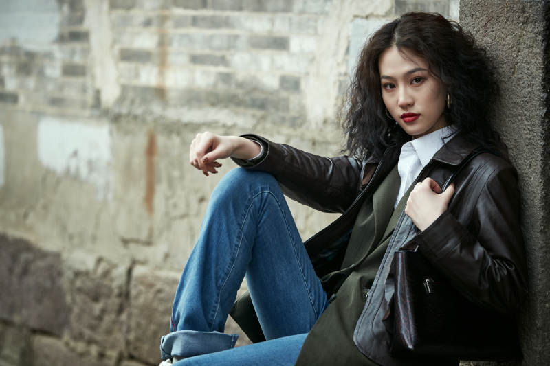 老旧城区里穿着复古港风的美丽清纯少女