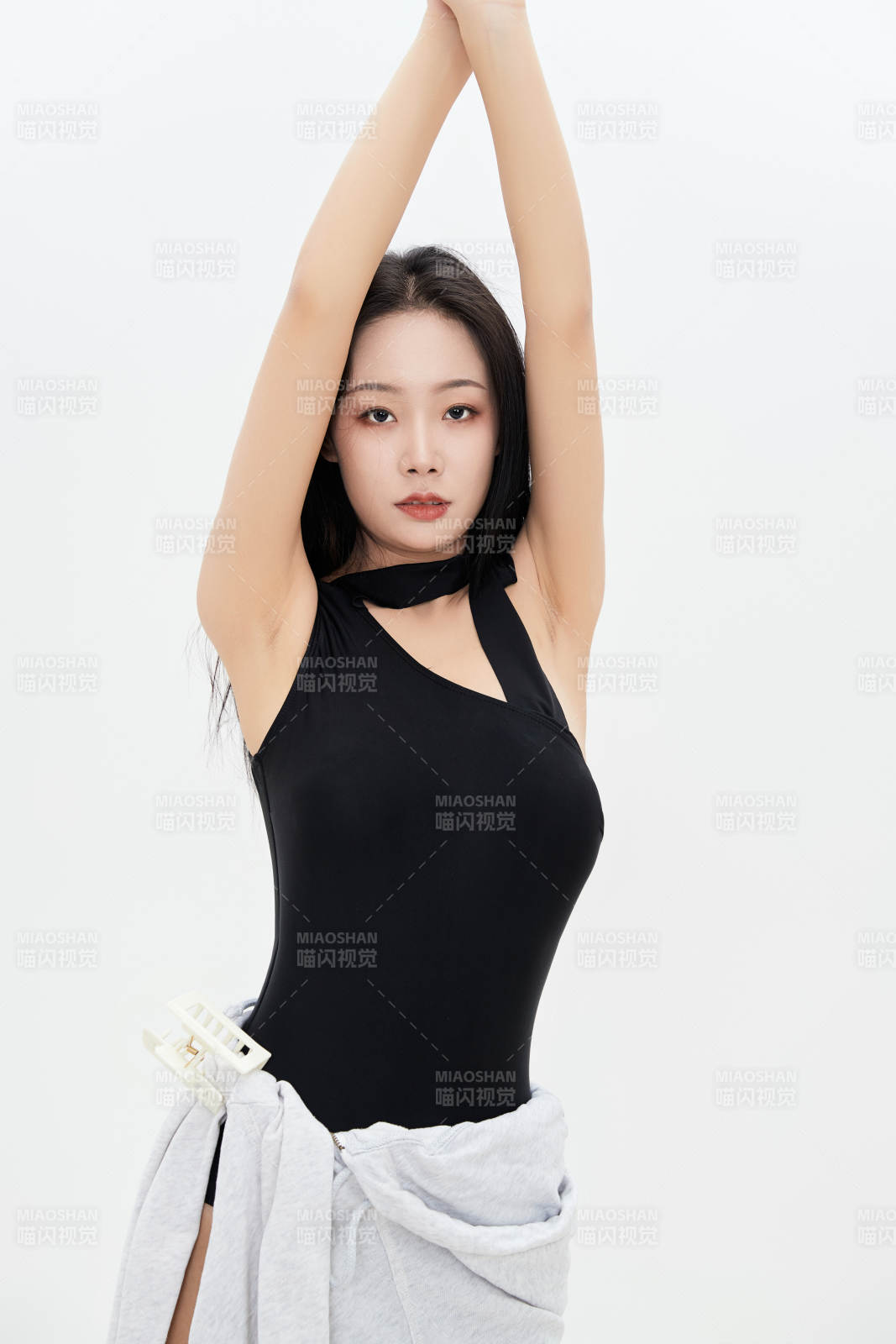 穿着运动泳装的亚洲美女