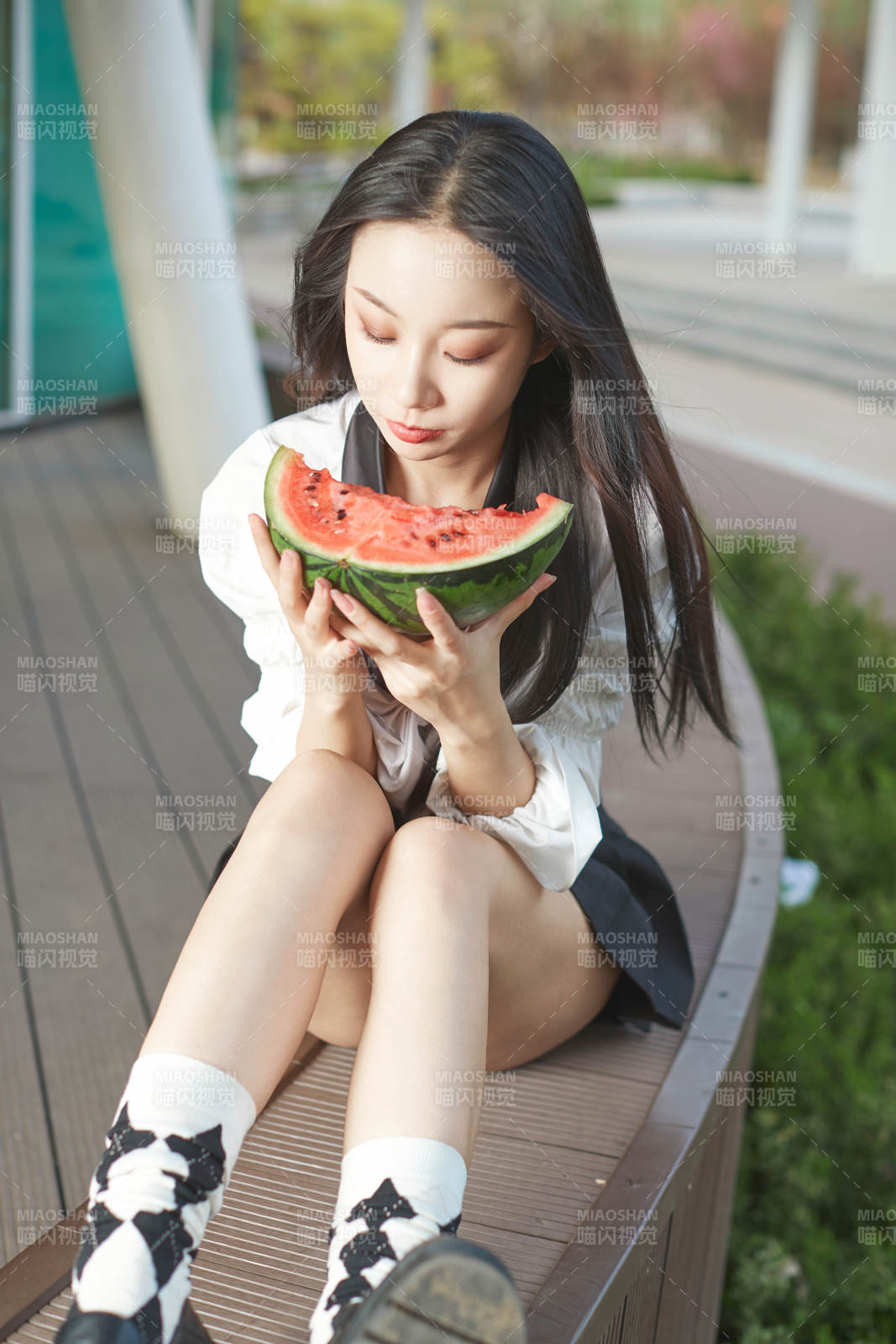 初夏户外公园吃西瓜的可爱少女