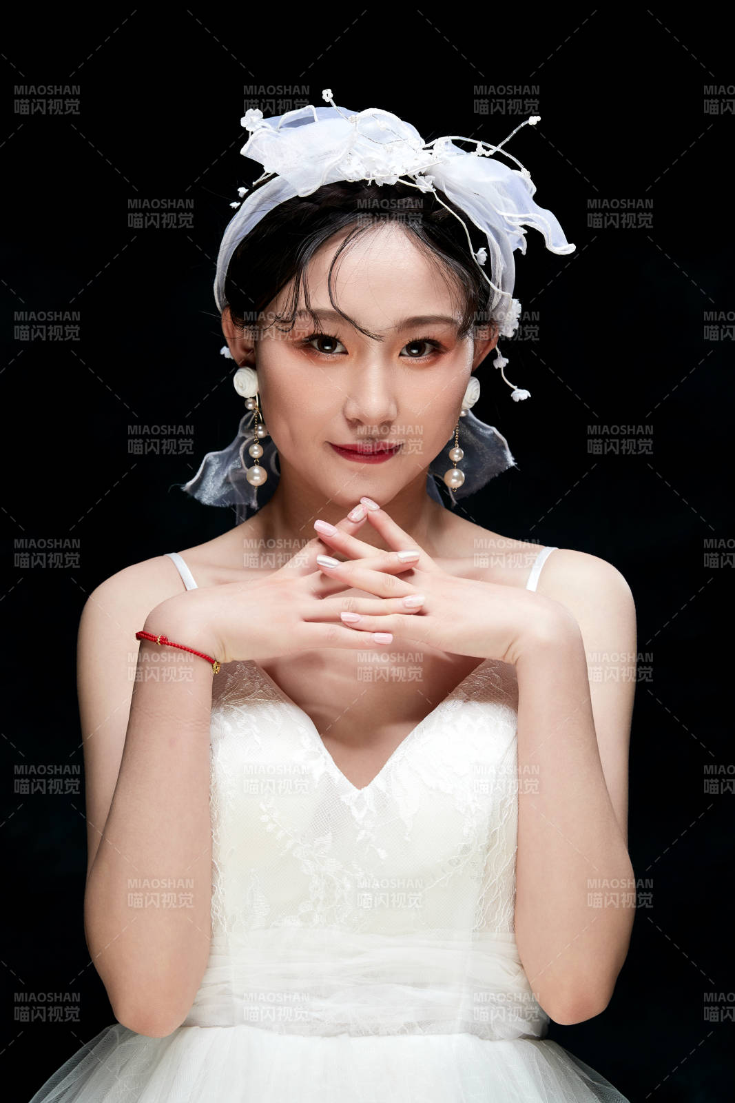黑色背景下的女性复古婚纱妆面