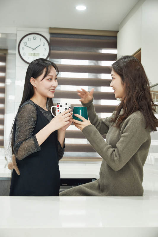 在餐厅喝咖啡闲聊的亚洲闺蜜