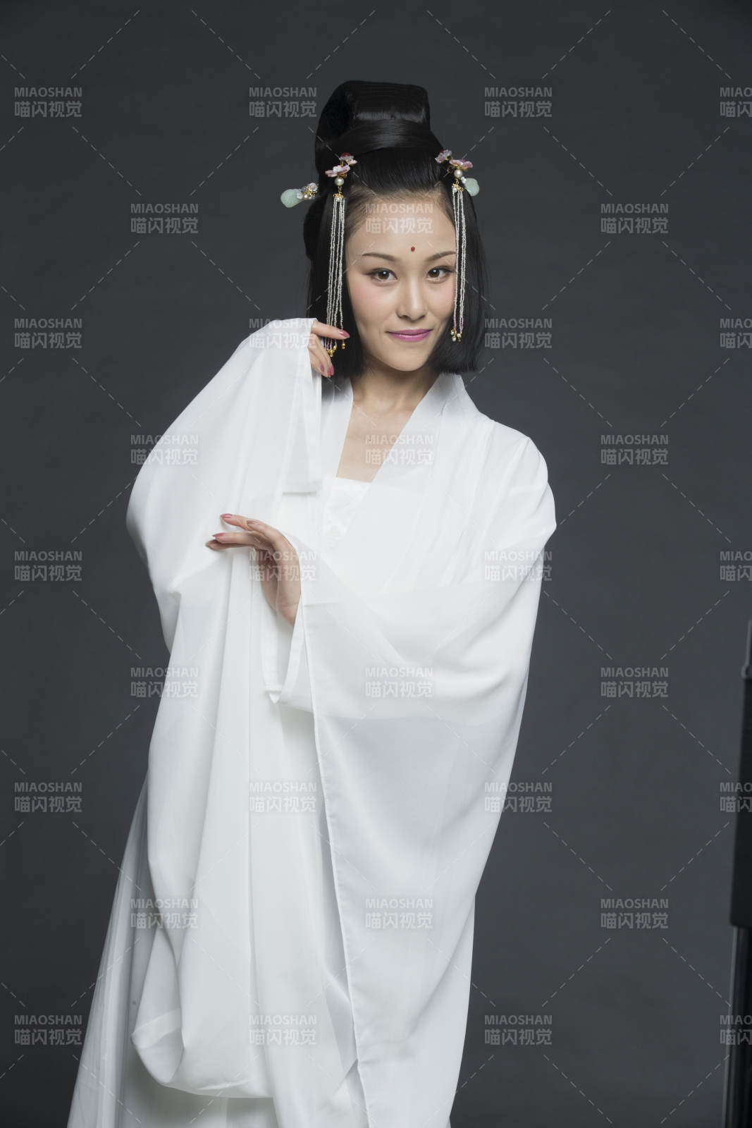 身穿古装的汉服女性人像汉服影棚拍摄