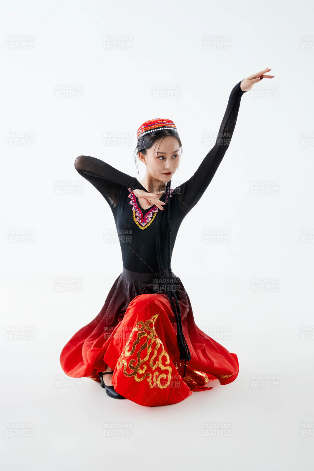 穿着新疆维吾尔族服饰跳舞的少女