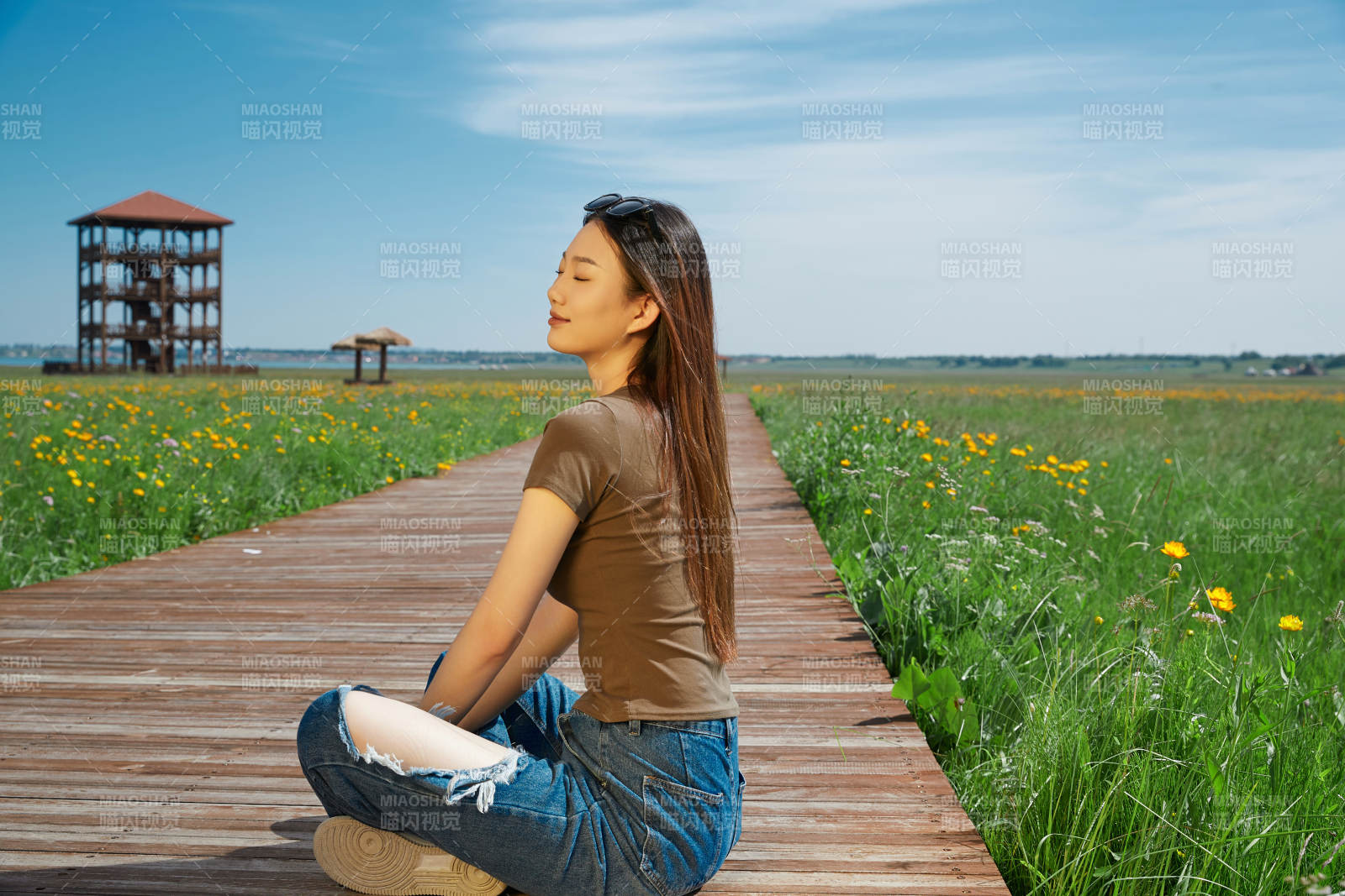 盛夏在草原濕地公園游玩的姑娘