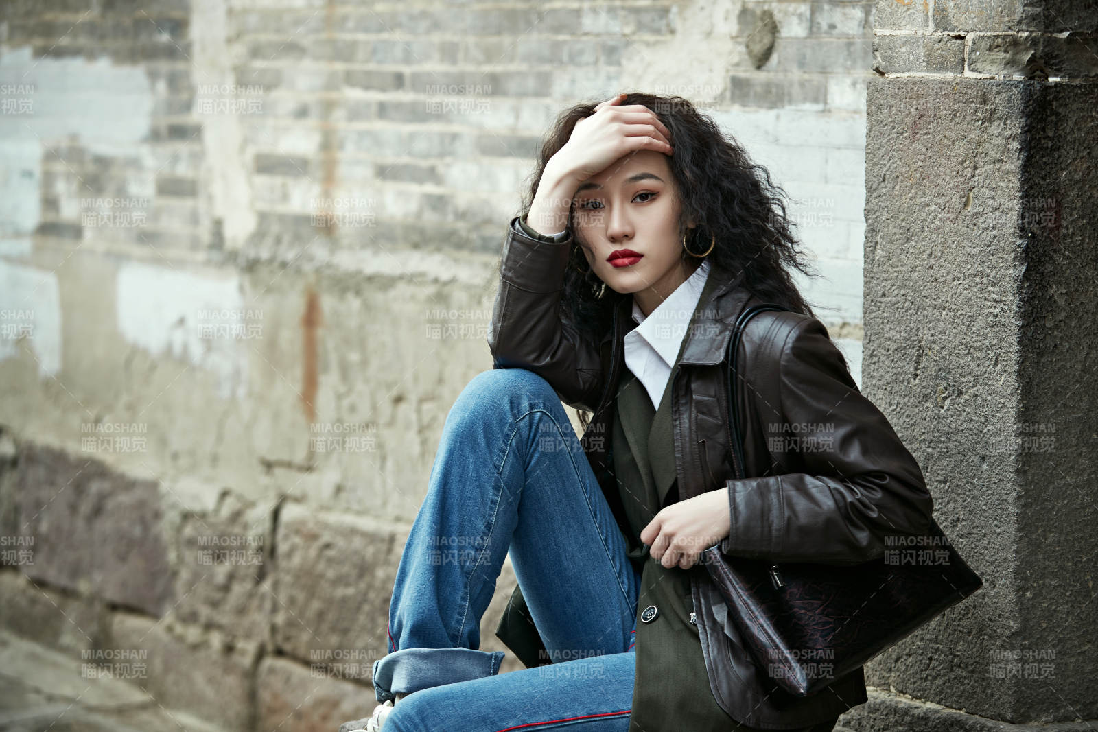 老舊城區(qū)里穿著復(fù)古港風(fēng)的美麗清純少女