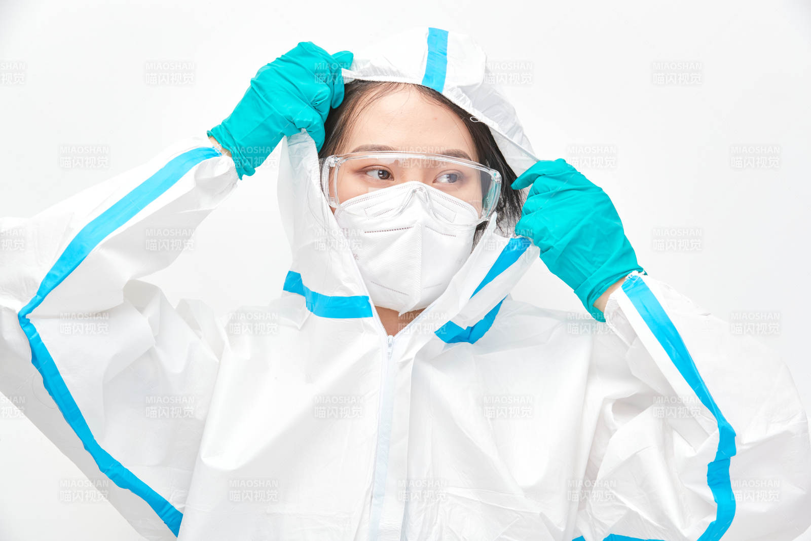 穿白色防護服佩戴護目鏡口罩的女性醫療人員