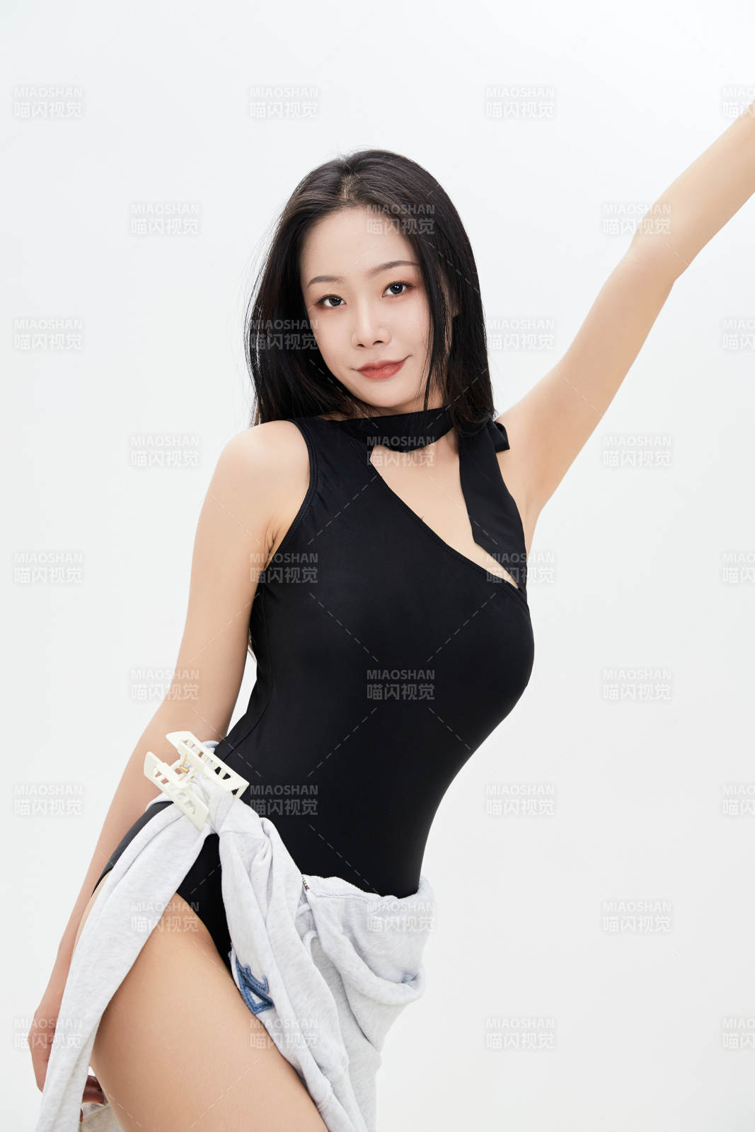 穿着运动泳装的亚洲美女