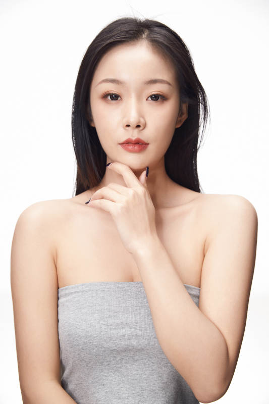 亚洲美女面部特写化妆护肤