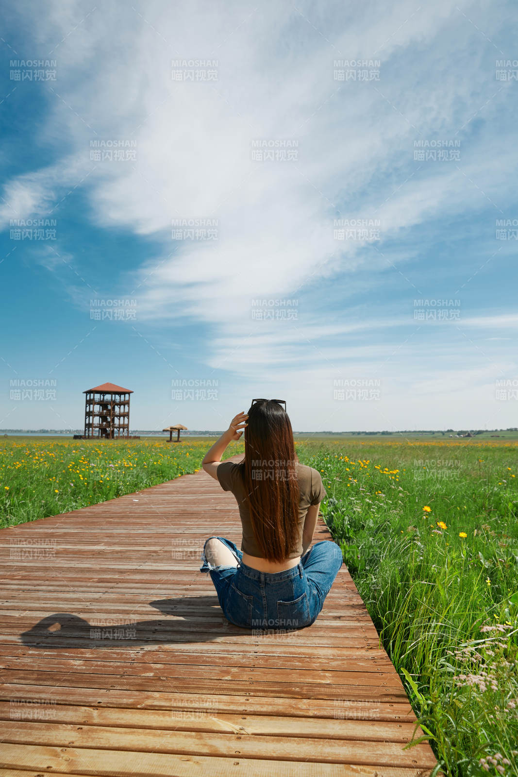 盛夏在草原湿地公园游玩的姑娘