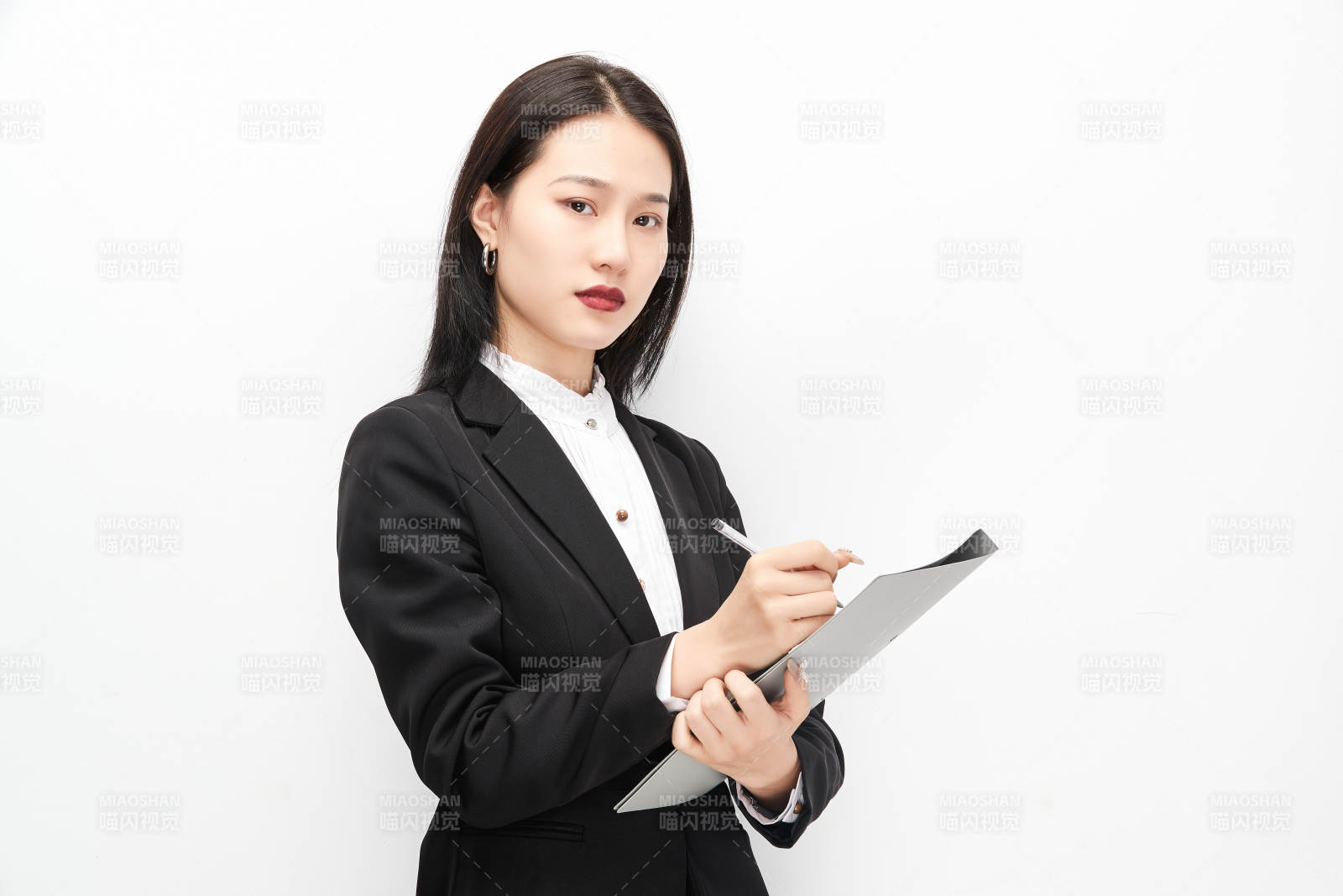 身穿西服拿著文件夾的美麗商務女士