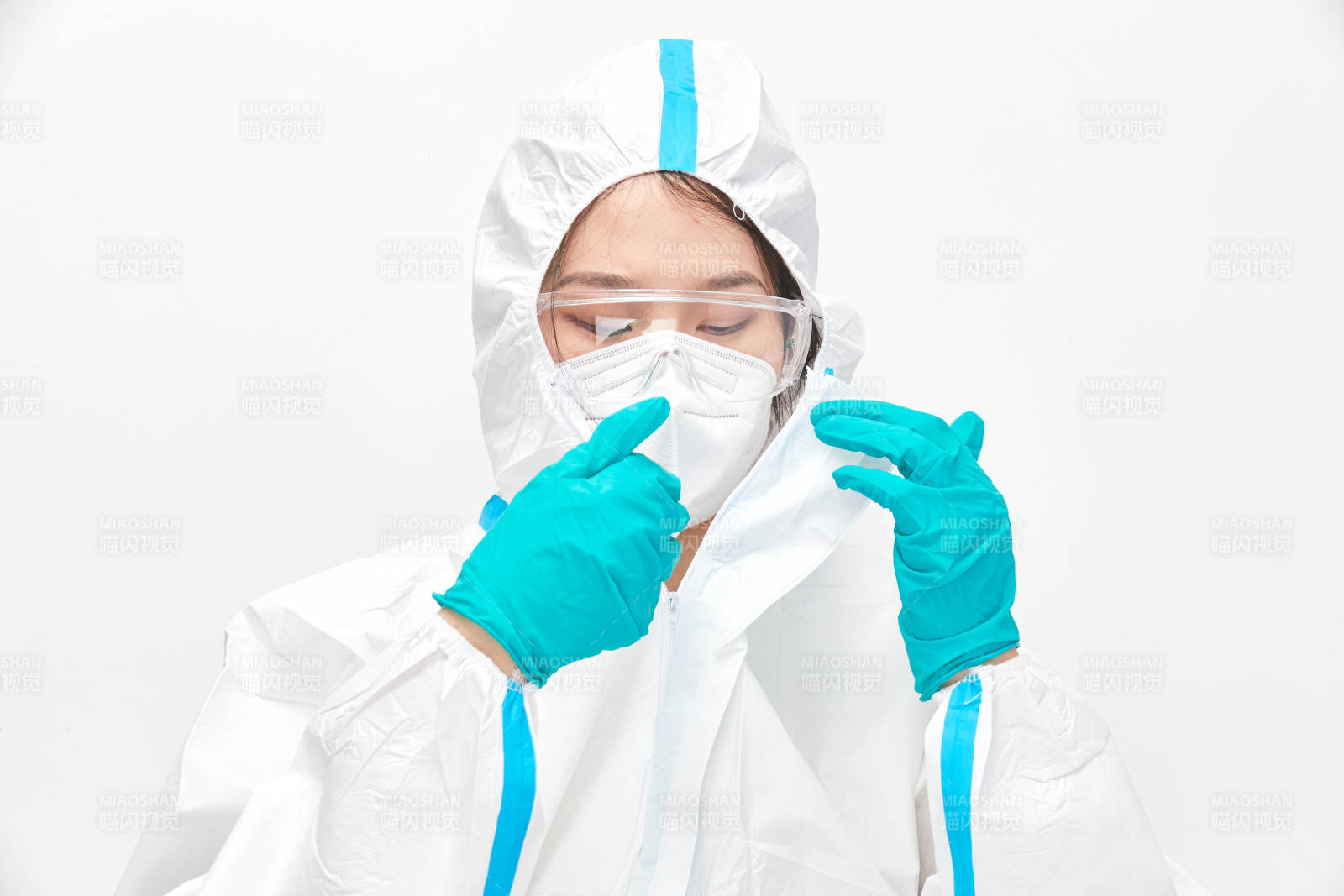 穿白色防護服佩戴護目鏡口罩的女性醫療人員