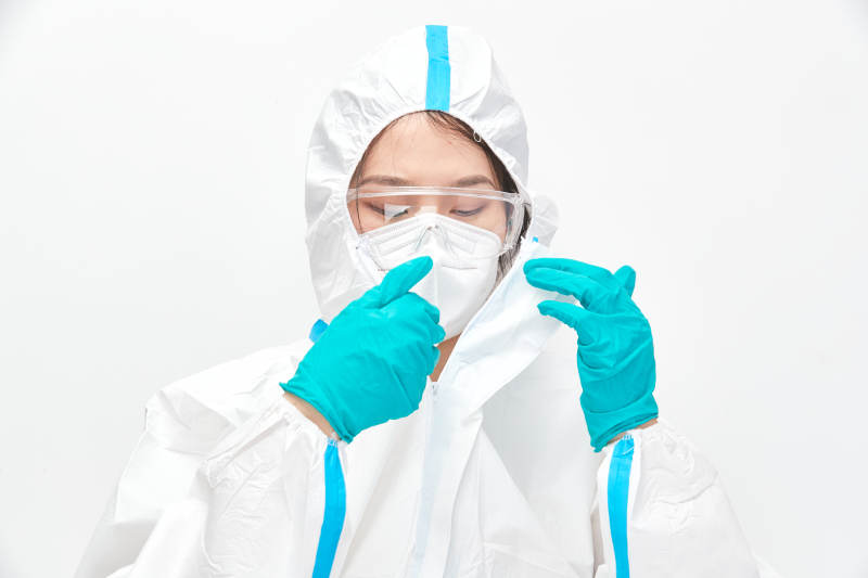 穿白色防護服佩戴護目鏡口罩的女性醫療人員