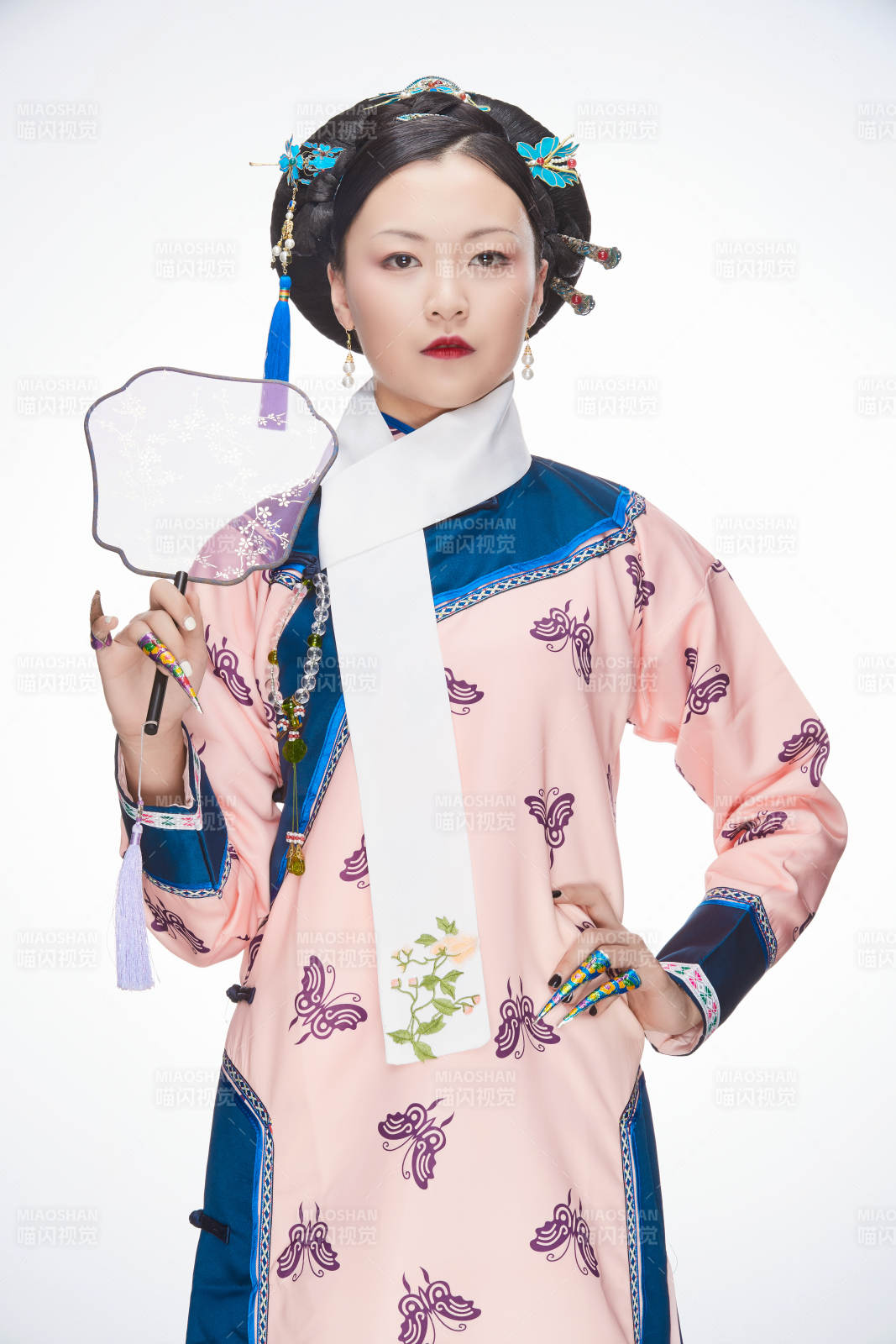 白色背景下的清代女性古装造型清朝古装