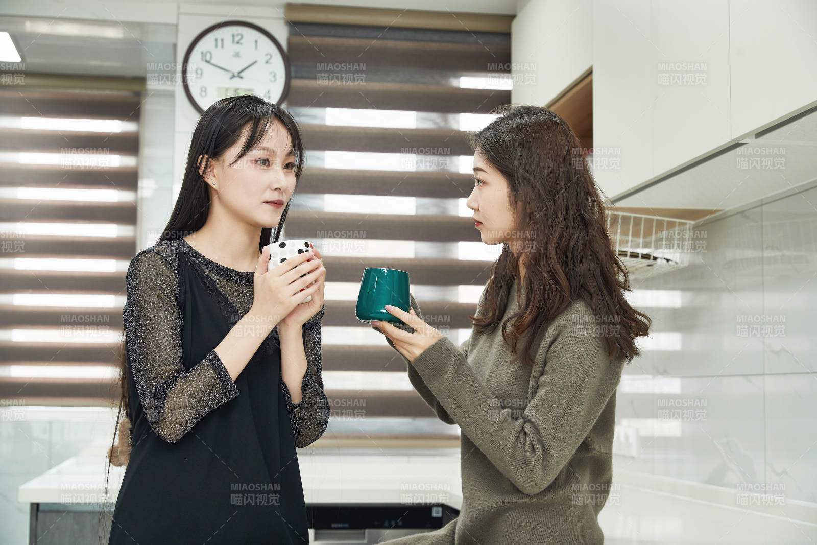 在餐厅喝咖啡闲聊的亚洲闺蜜