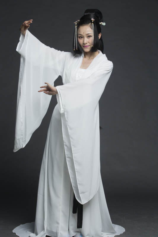 身穿古装的汉服女性人像汉服影棚拍摄