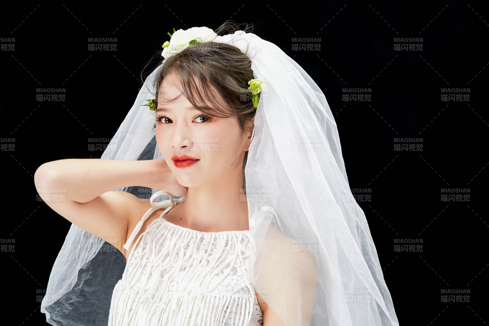 黑色背景下的美妆新娘彩妆人像