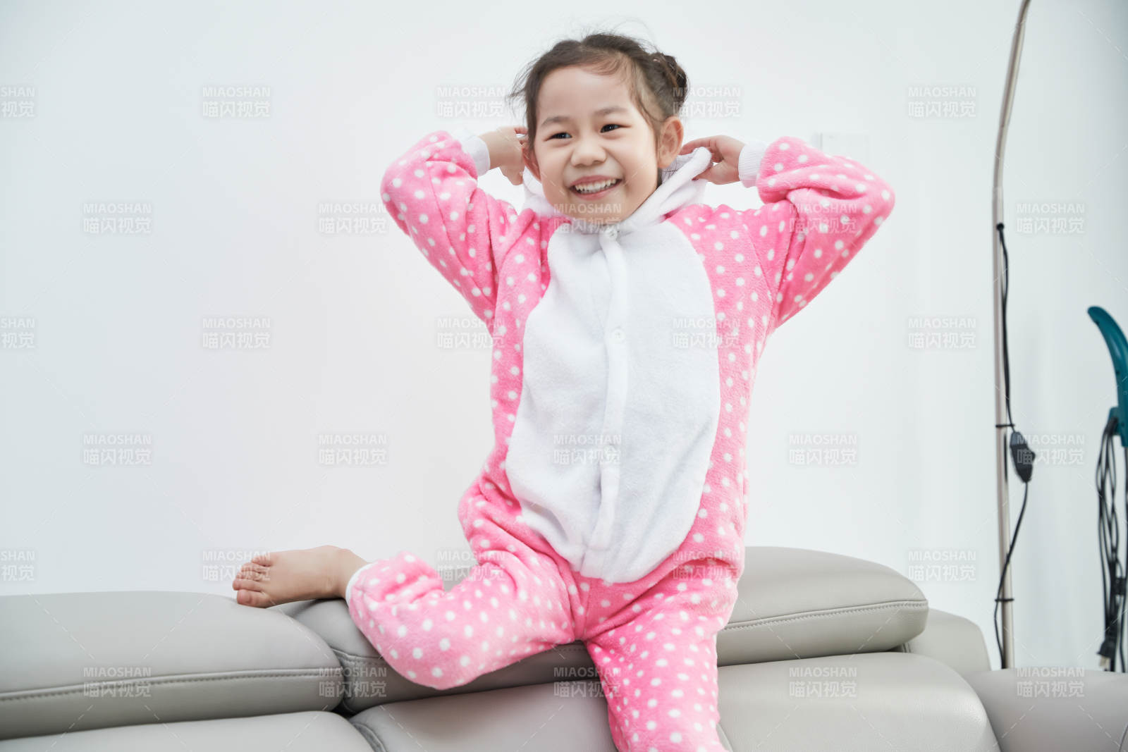 在家玩耍的亞洲小女孩