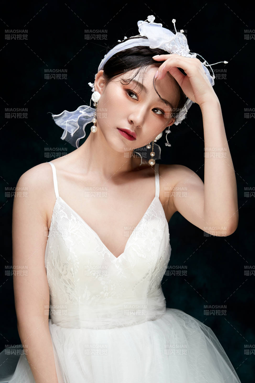 黑色背景下的女性复古婚纱妆面