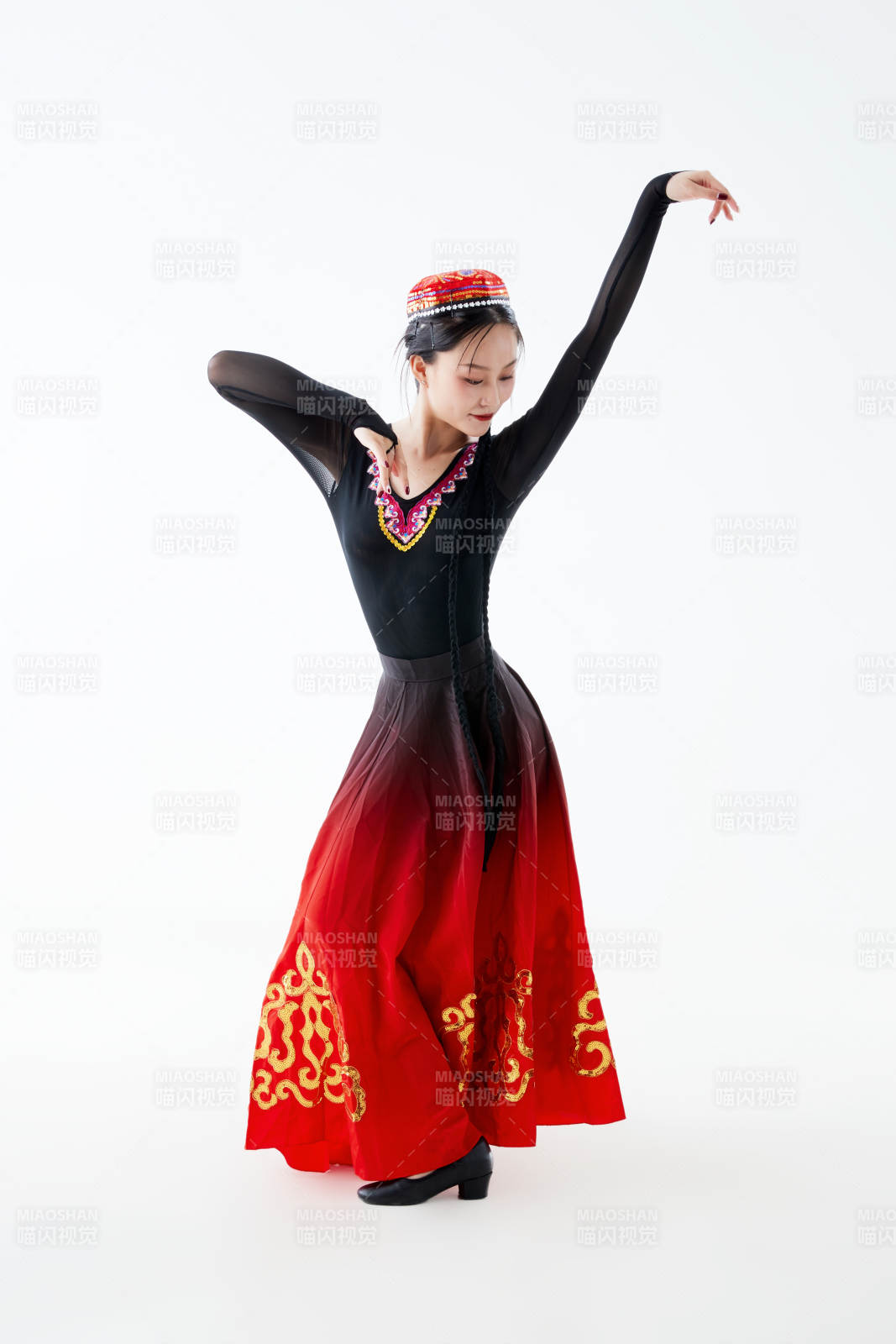 穿着新疆维吾尔族服饰跳舞的少女