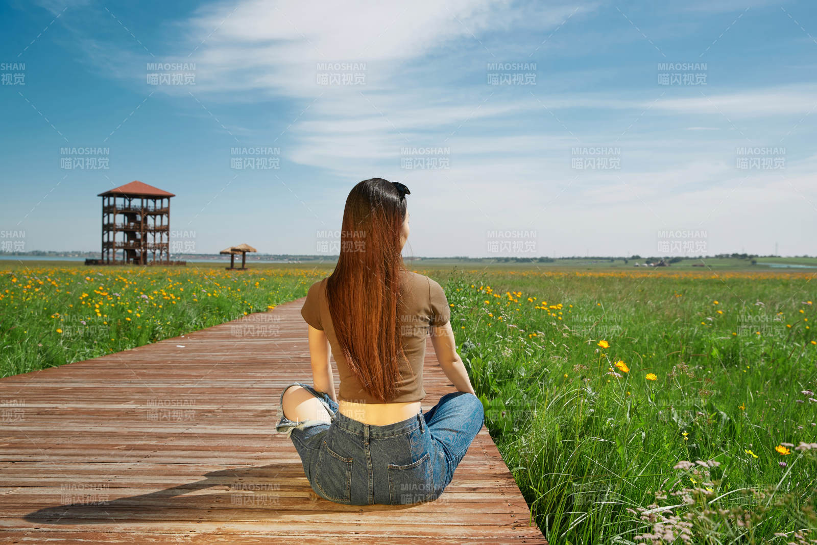 盛夏在草原湿地公园游玩的姑娘