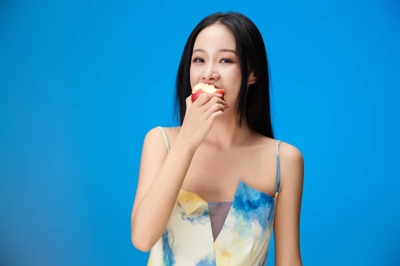 吃水果的亚洲东方长发少女