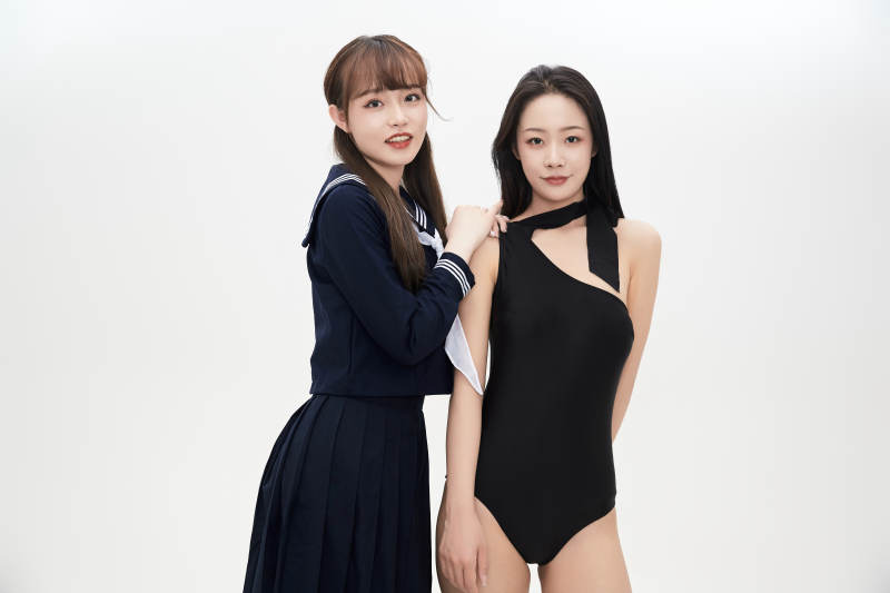 亲密无间的可爱的亚洲美女闺蜜