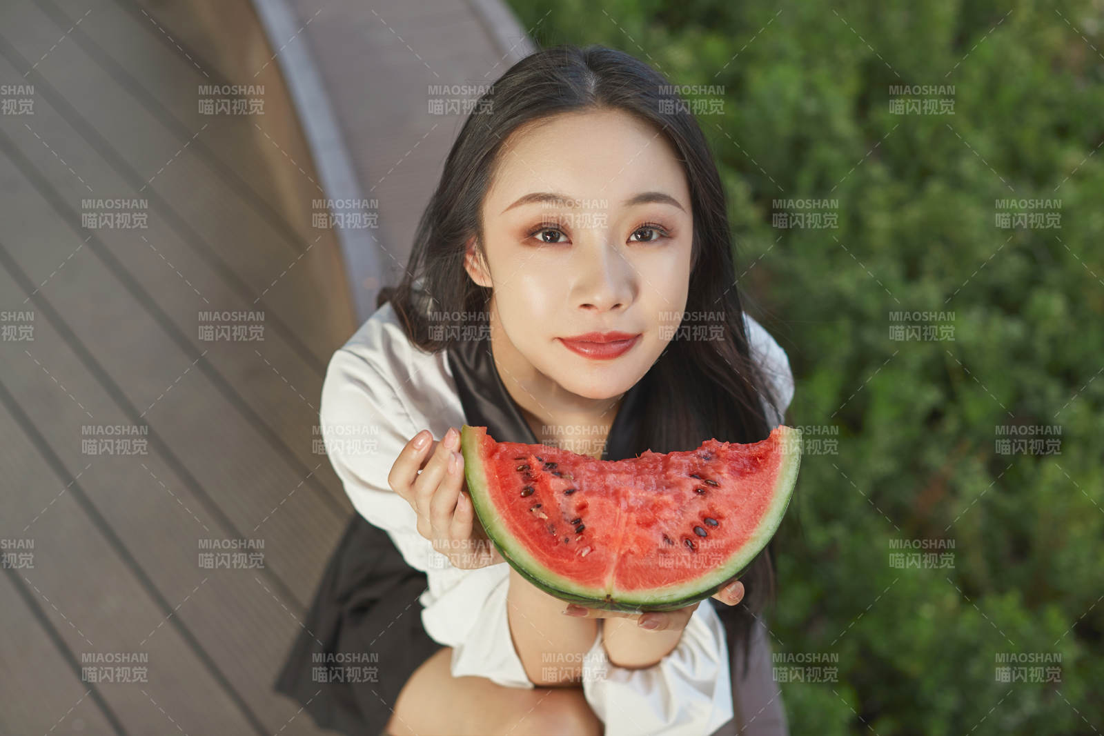 初夏户外公园吃西瓜的可爱少女
