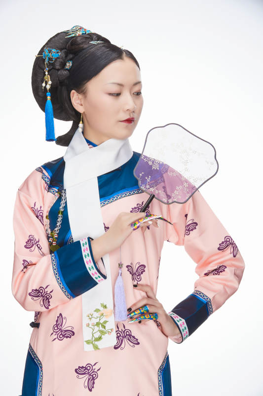 白色背景下的清代女性古装造型清朝古装