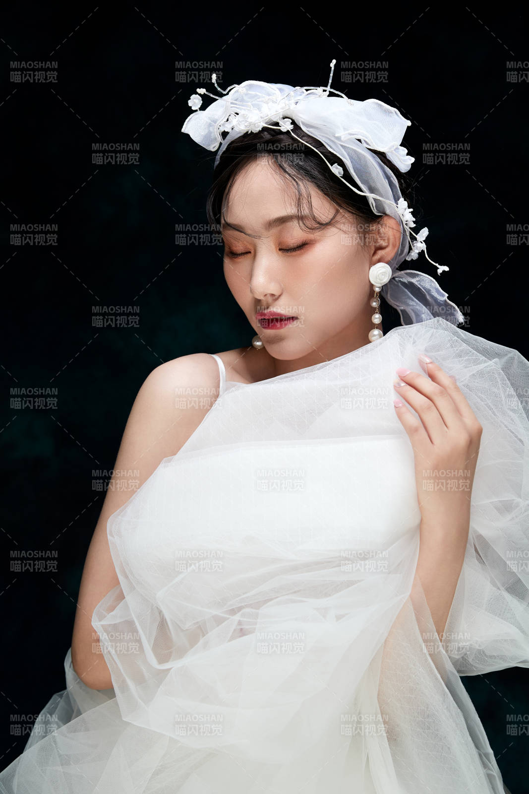 黑色背景下的女性复古婚纱妆面