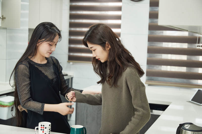 在餐厅喝咖啡闲聊的亚洲闺蜜