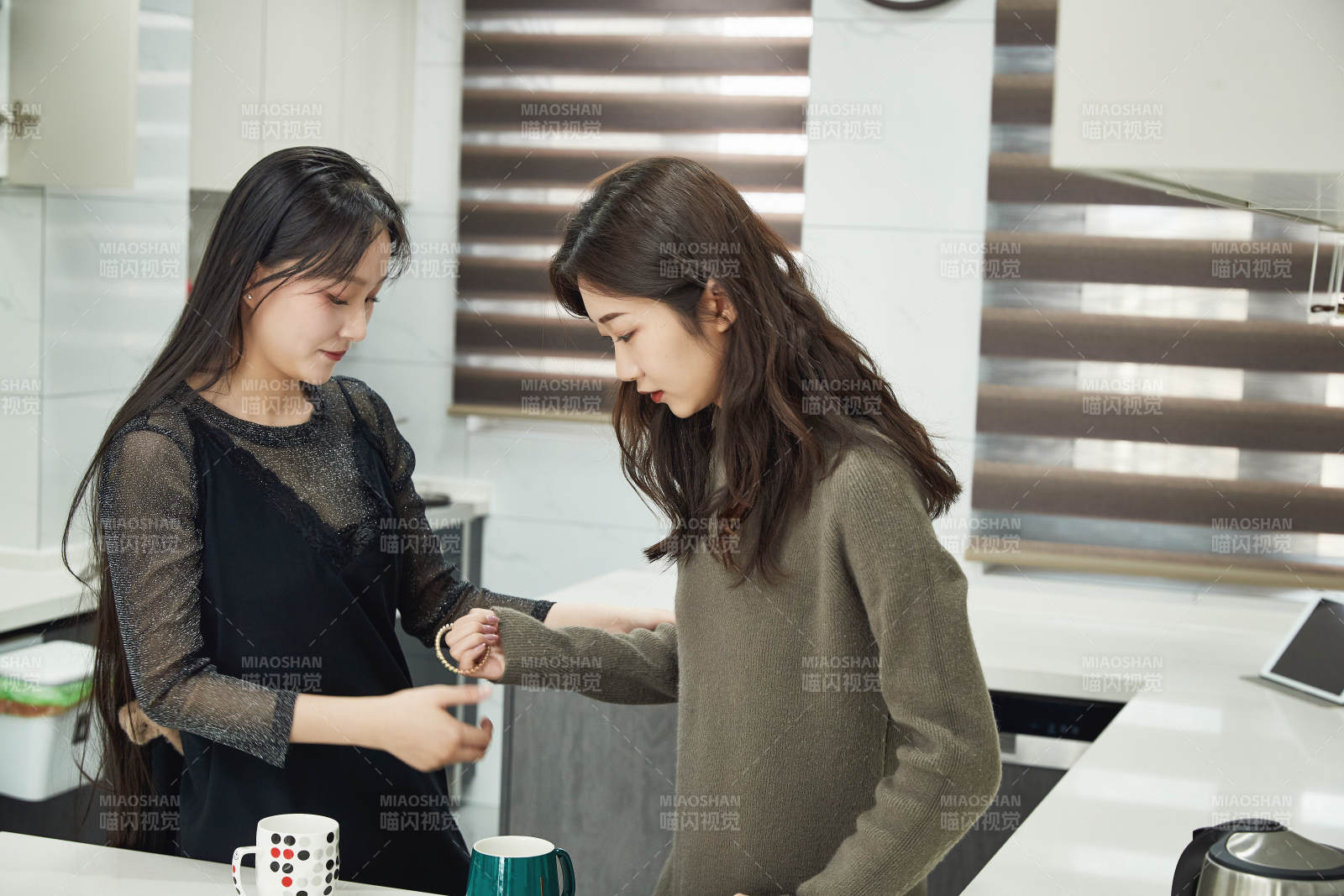 在餐厅喝咖啡闲聊的亚洲闺蜜