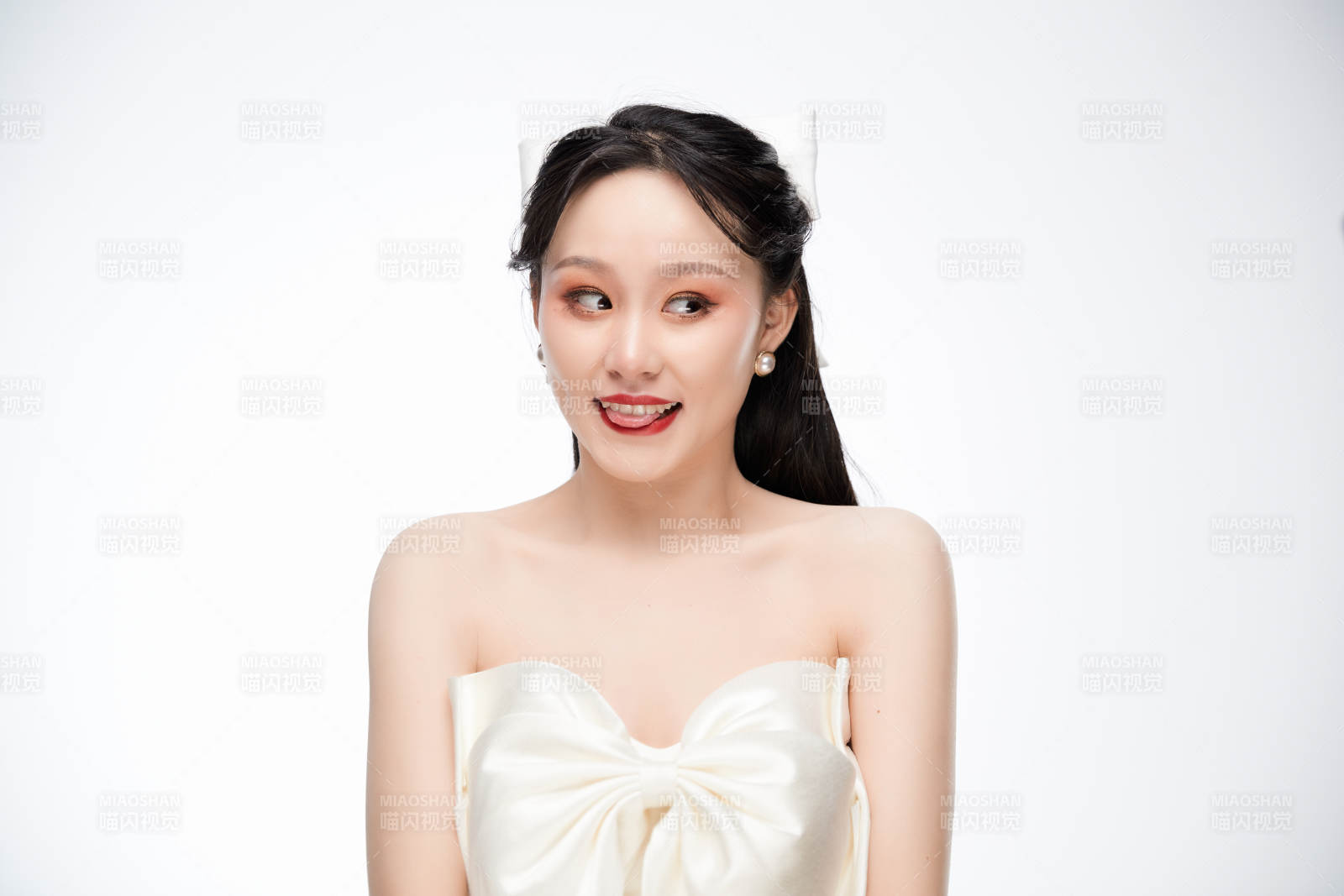 女性婚纱妆面