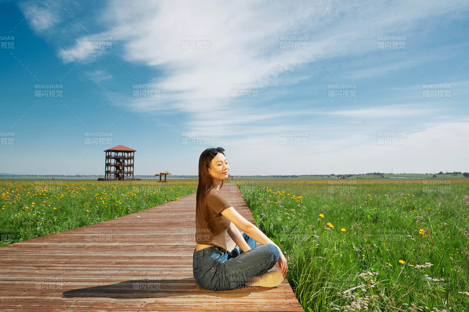 盛夏在草原湿地公园游玩的姑娘