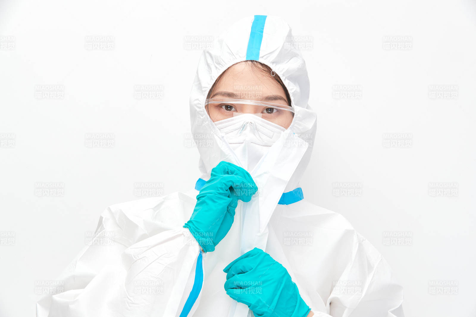 穿白色防护服佩戴护目镜口罩的女性医疗人员