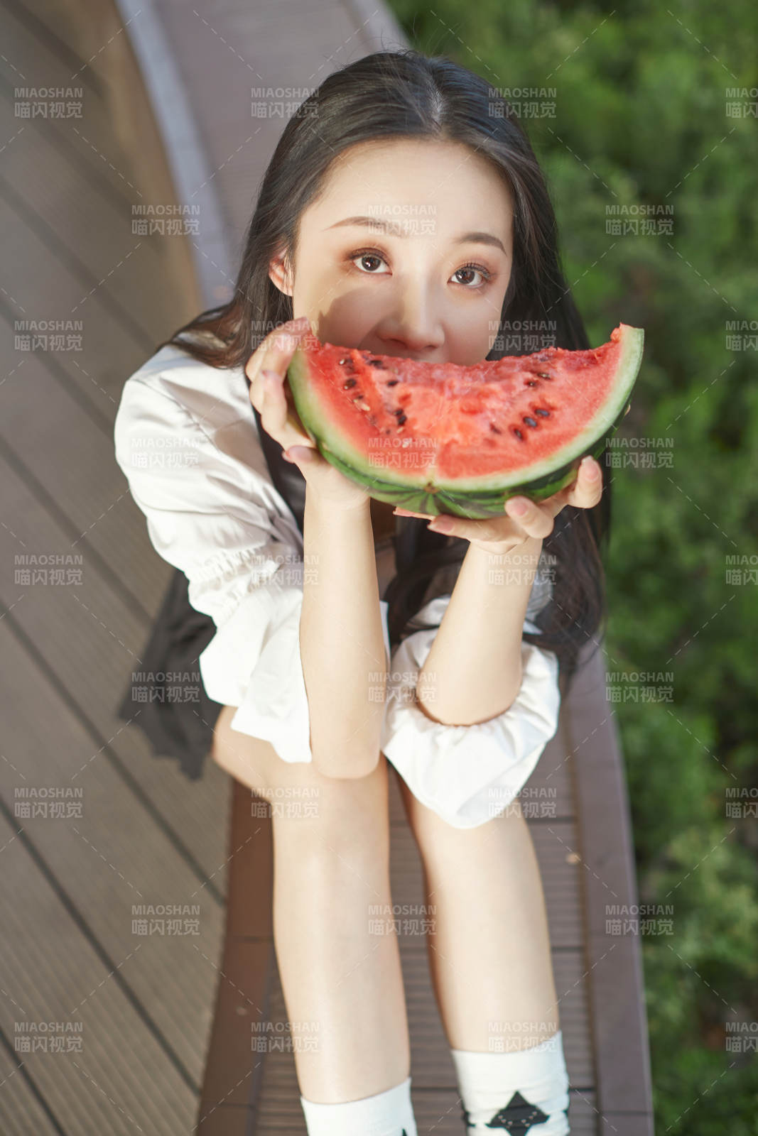 初夏户外公园吃西瓜的可爱少女