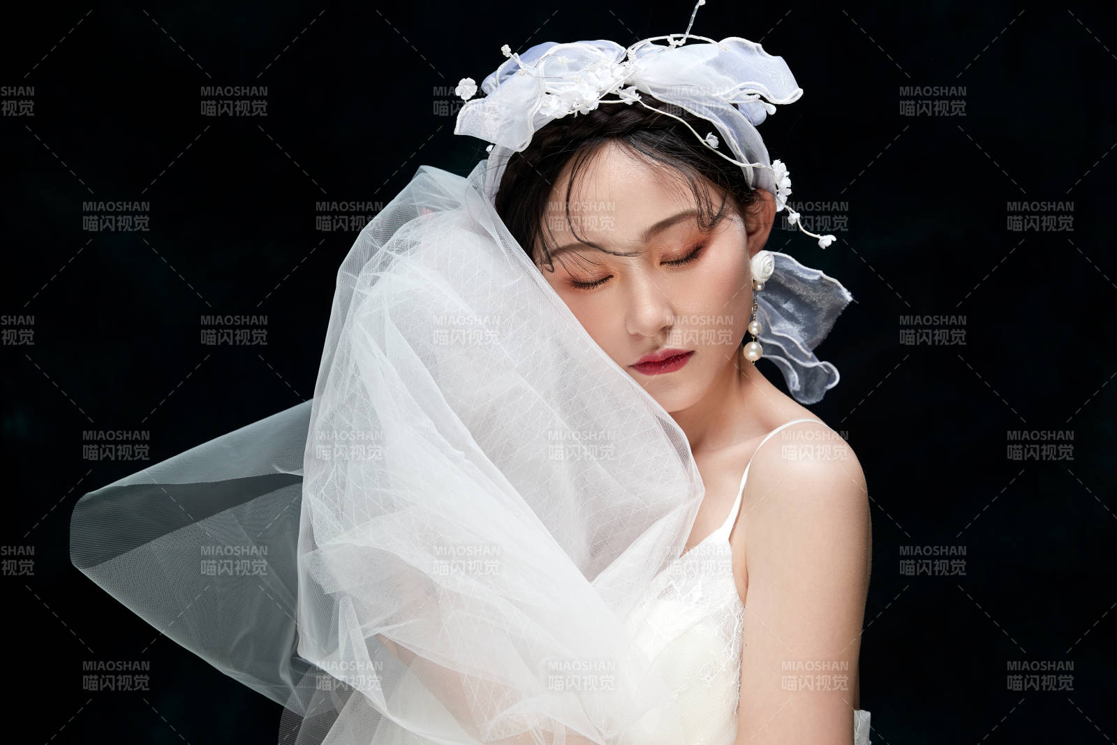 黑色背景下的女性复古婚纱妆面图片