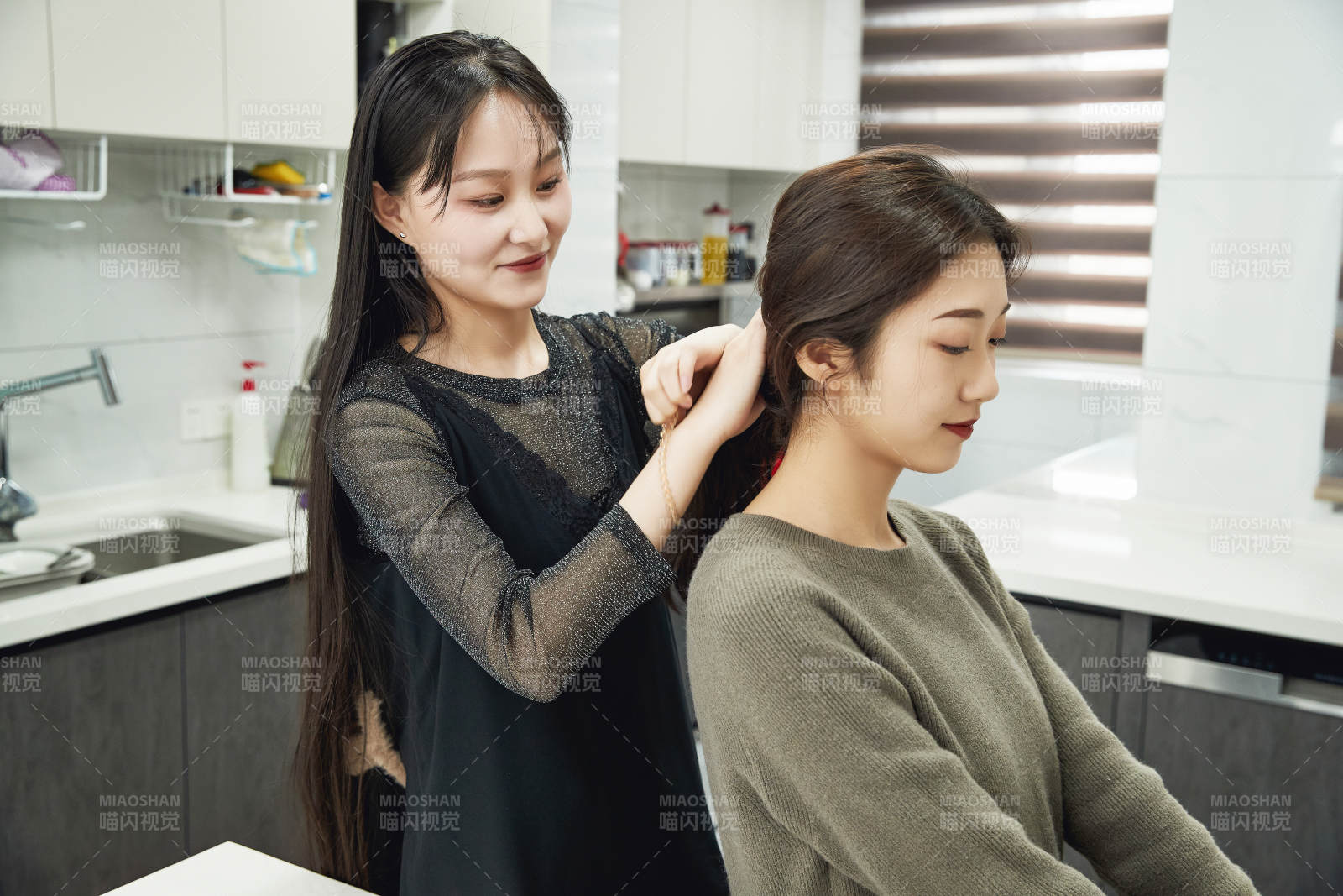 在餐厅喝咖啡闲聊的亚洲闺蜜