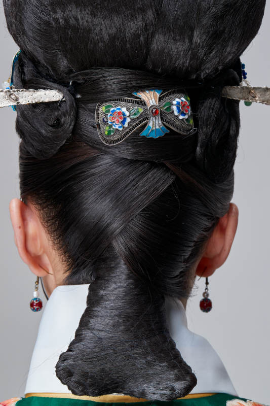 白色背景下的古装发饰局部特写