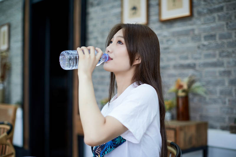 坐在咖啡图书馆吃东西的可爱少女