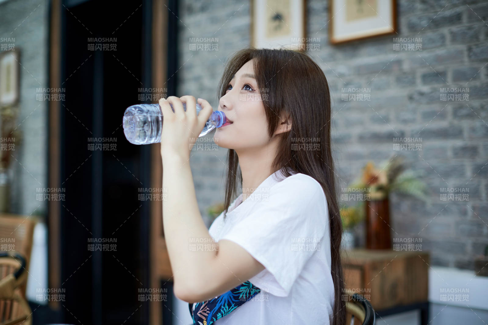 坐在咖啡图书馆吃东西的可爱少女