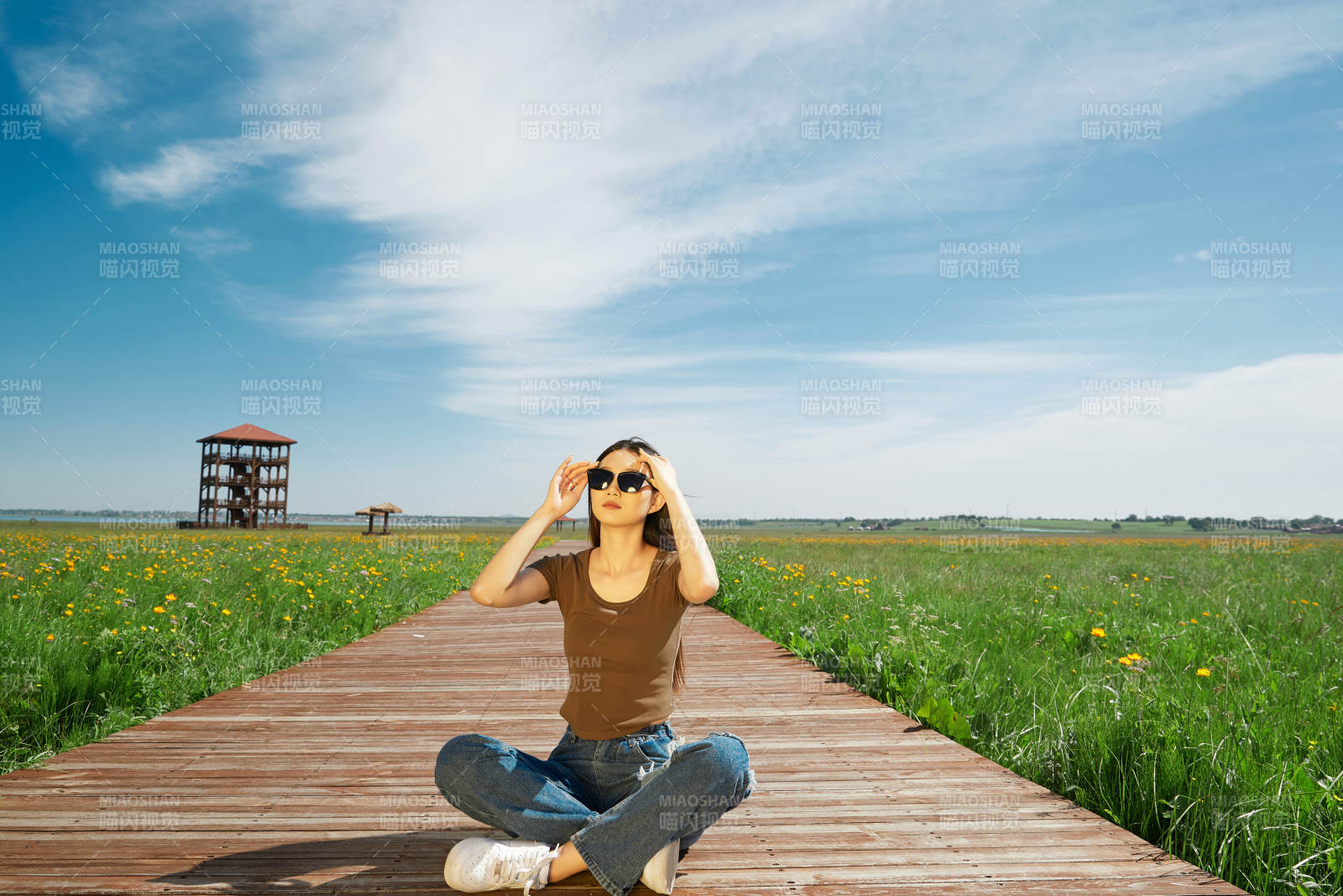 盛夏在草原濕地公園游玩的姑娘